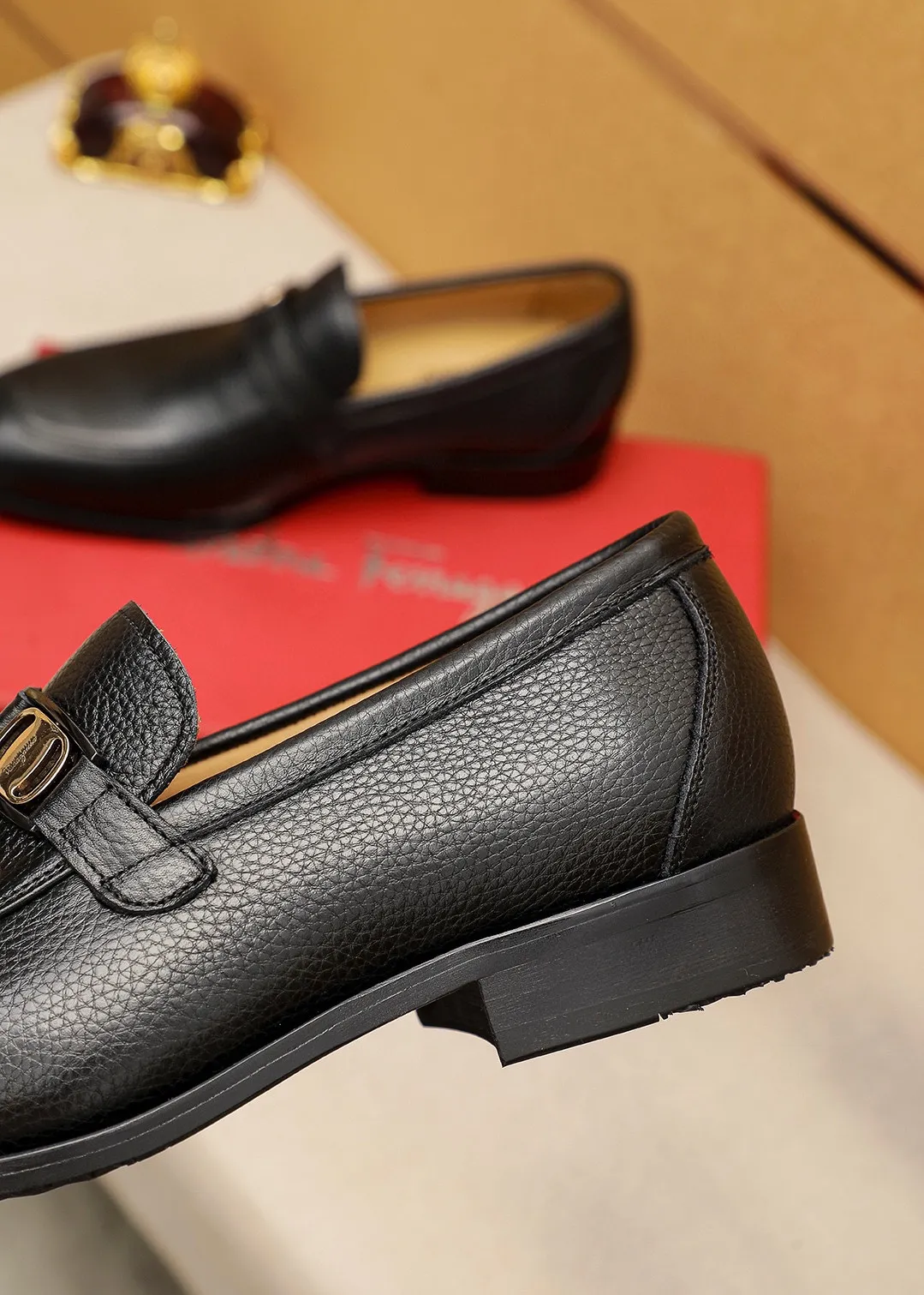 Men's shoes 💰460 💐 Product trademark: Ferragamo "Ferragamo" casual leather shoes Regular size: 38-44 (45.46🉑️customized) Product materials: Selected imported first-layer pebbled cowhide leather upper + luxury hardware buckle, imported water-dyed cowhide leather lining. Strong three-dimensional visual effect, original outsole color: 2 colors available